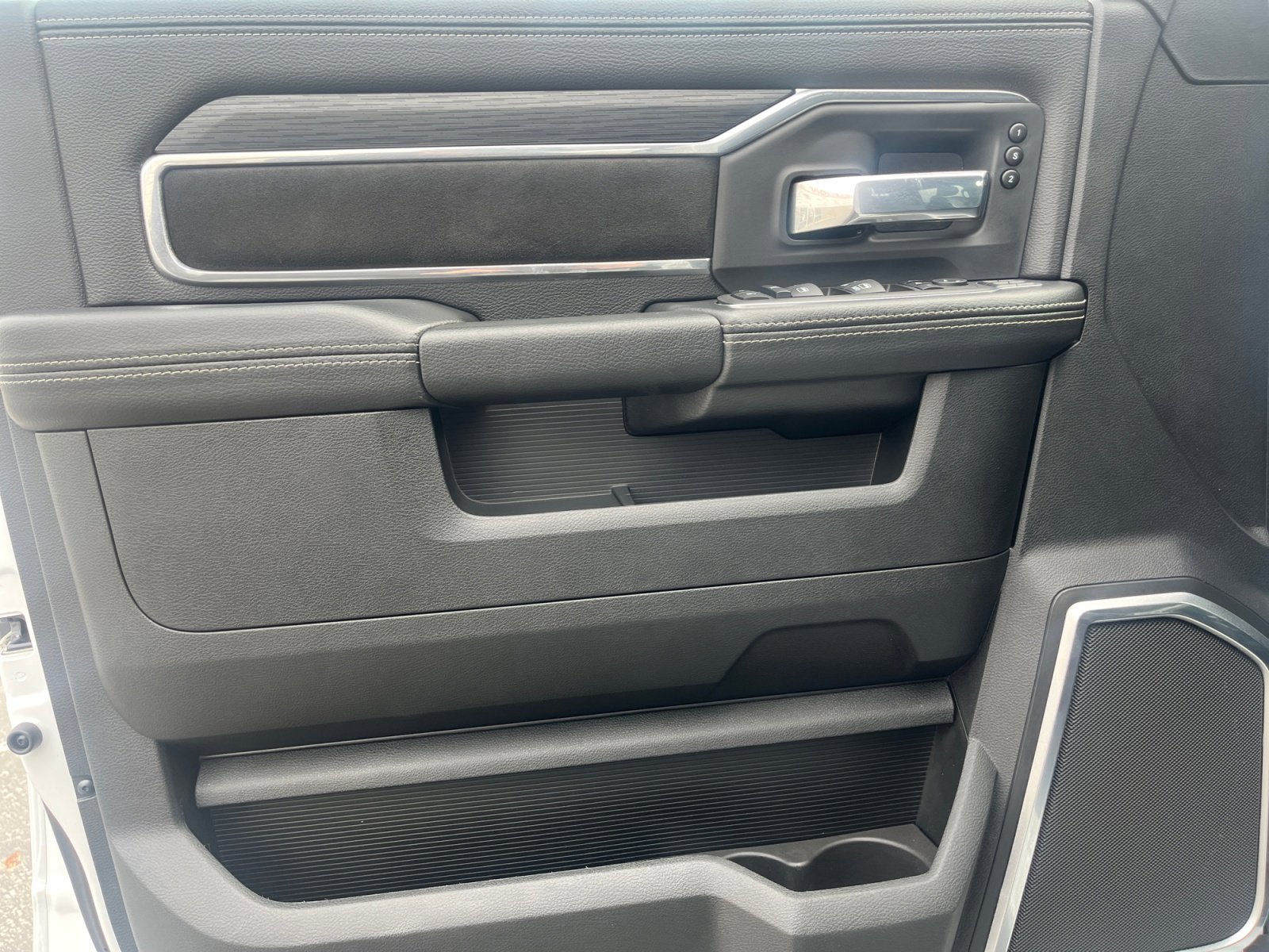 Used 2024 RAM 2500 Laramie w/ Night Edition image 15