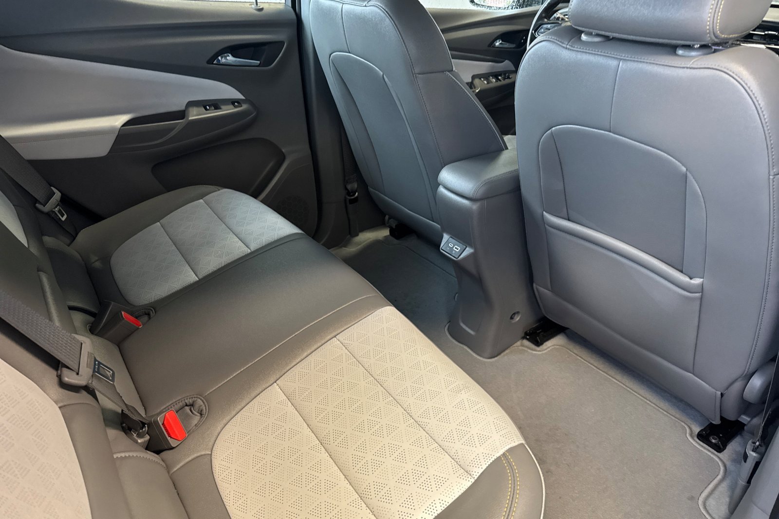 Used 2022 Chevrolet Bolt EUV Premier w/ Sun & Sound Package image 16