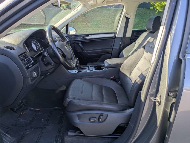 Used 2016 Volkswagen Touareg Sport AWD/4WD image 21