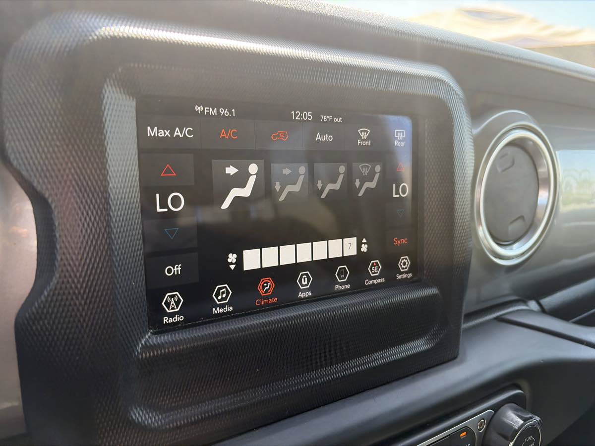 Used 2019 Jeep Wrangler Unlimited Sahara AWD/4WD image 39