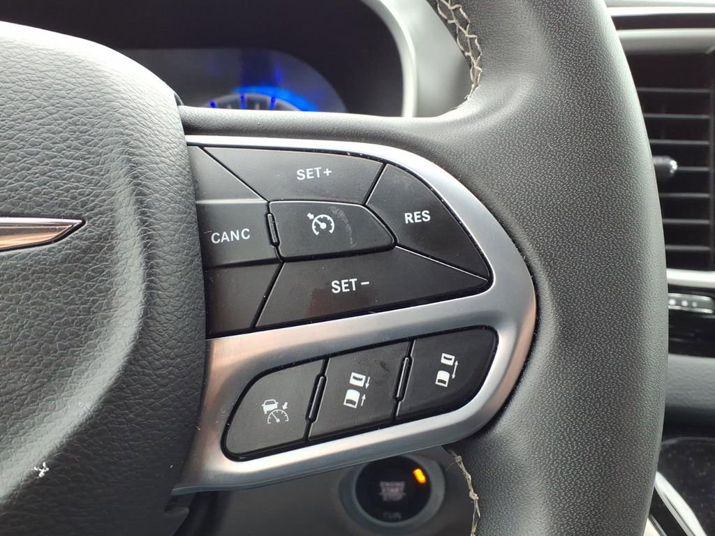 Used 2023 Chrysler Pacifica Touring-L image 27
