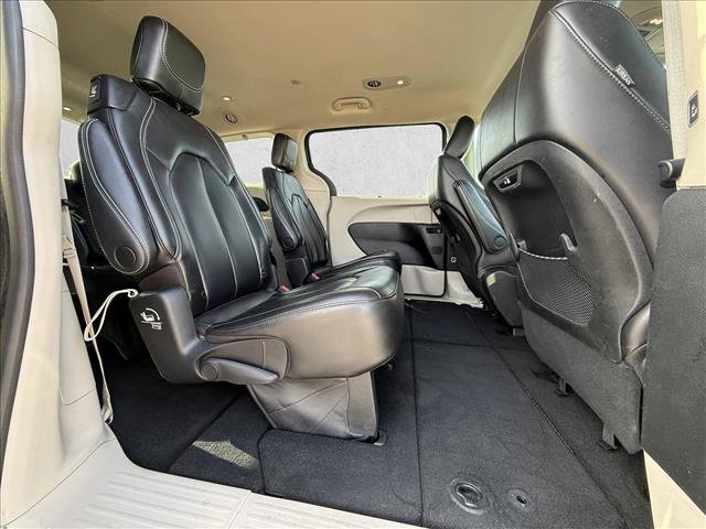 Used 2023 Chrysler Pacifica Touring-L FWD image 23