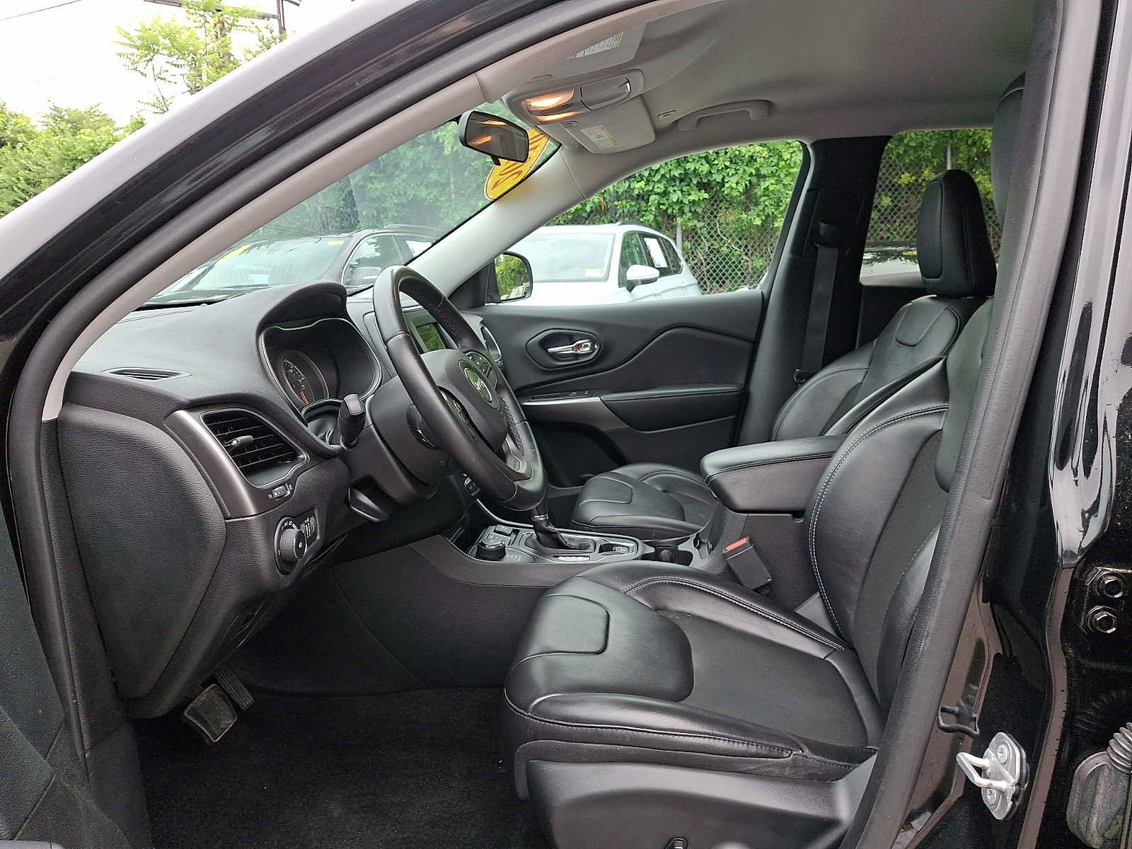 Used 2019 Jeep Cherokee Latitude Plus AWD/4WD image 14