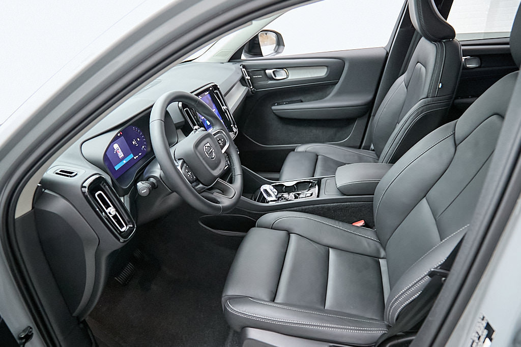 Certified 2025 Volvo XC40 B5 Ultra AWD/4WD image 18