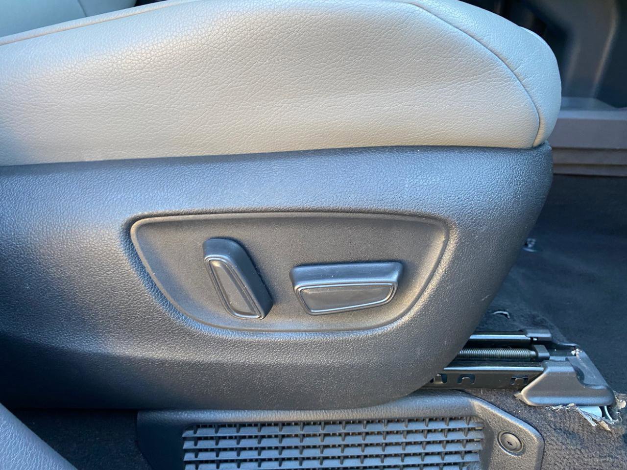 Used 2023 Toyota Sienna XLE FWD image 54