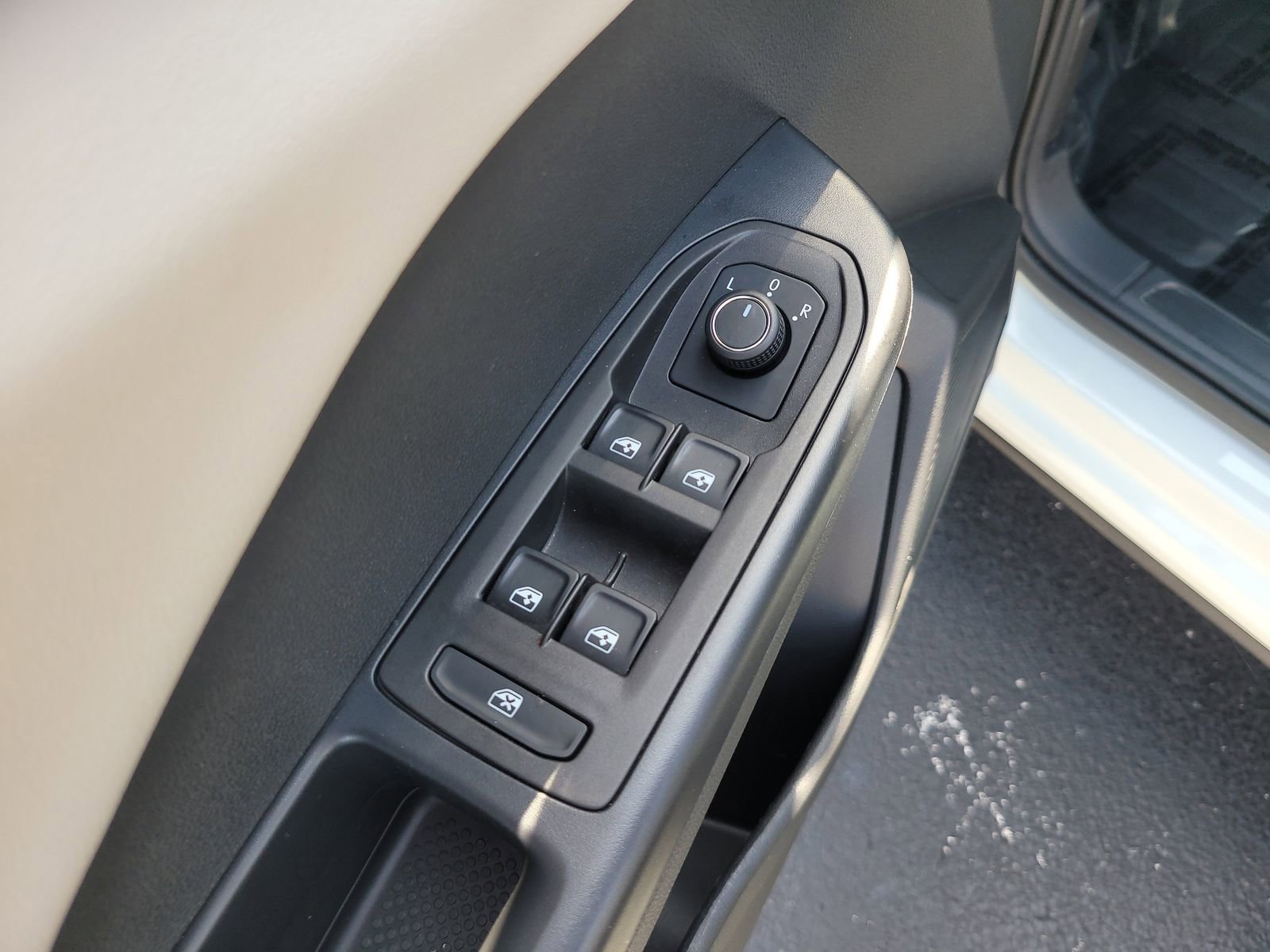 Certified 2025 Volkswagen Taos S FWD image 16