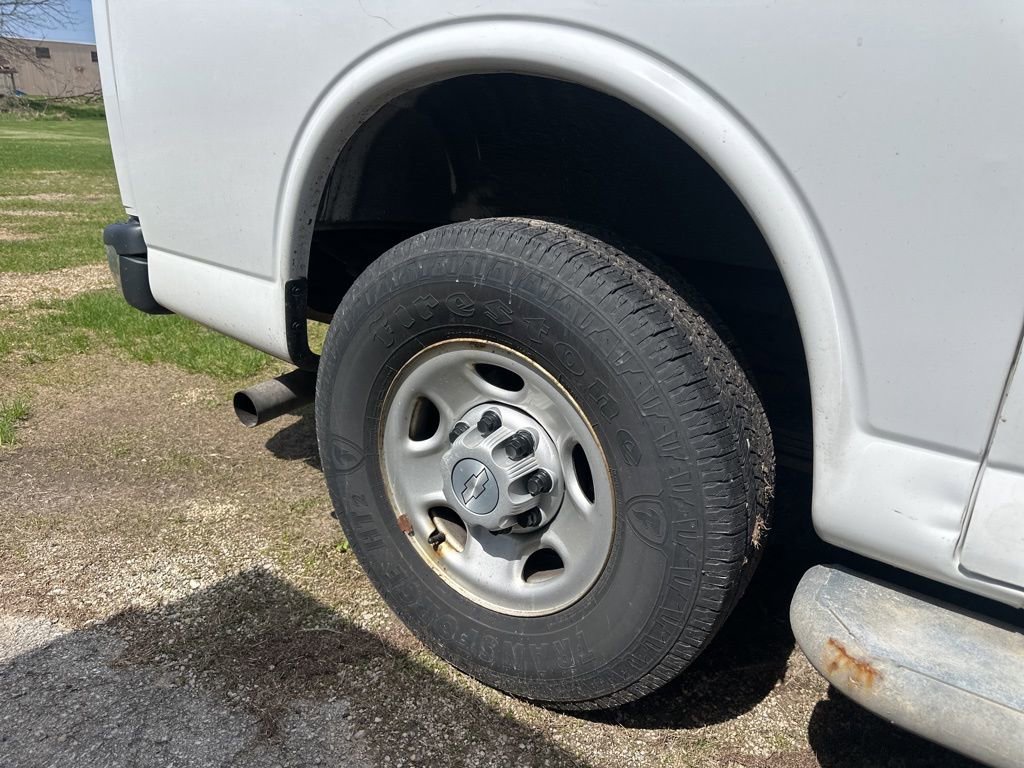 Used 2018 Chevrolet Express 2500 w/ Driver Convenience Package RWD image 6