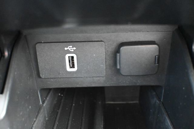 Used 2017 Ford Explorer XLT w/ Equipment Group 202A AWD/4WD image 30