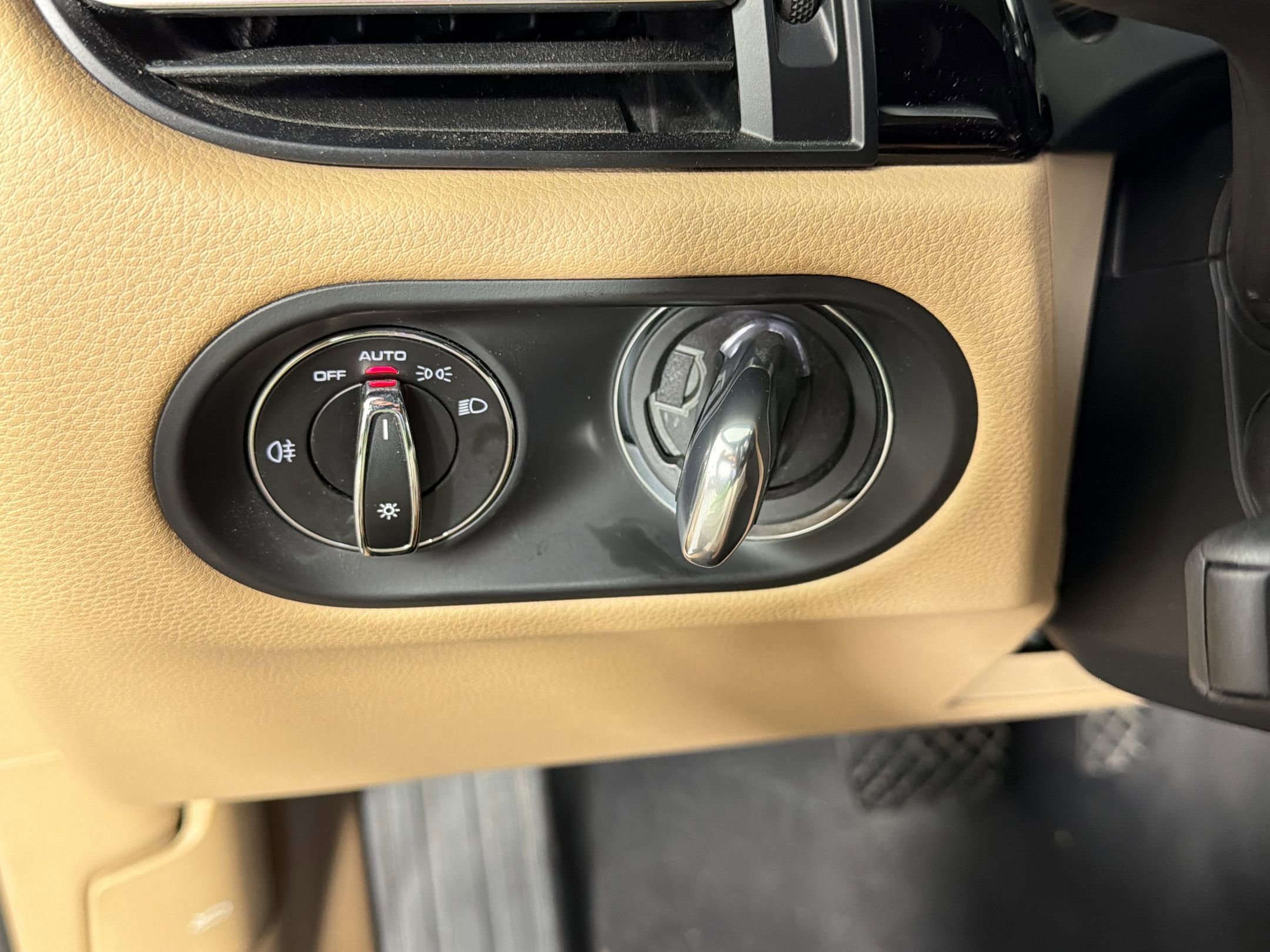 Certified 2020 Porsche Macan AWD/4WD image 19