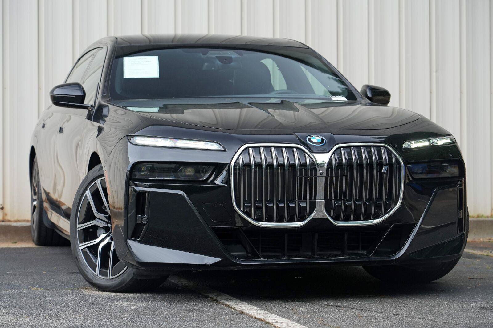 Used 2023 BMW i7 xDrive60 w/ Executive Package 2 AWD/4WD image 2