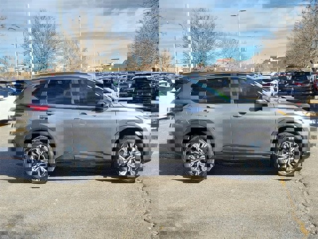 Used 2022 Nissan Rogue SV image 3