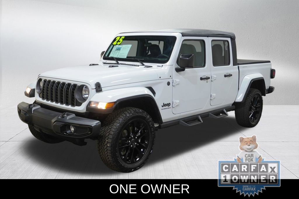 Used 2025 Jeep Gladiator Sport image 2