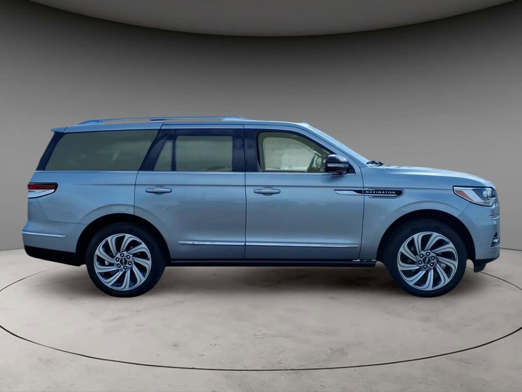 Used 2023 Lincoln Navigator Reserve image 10