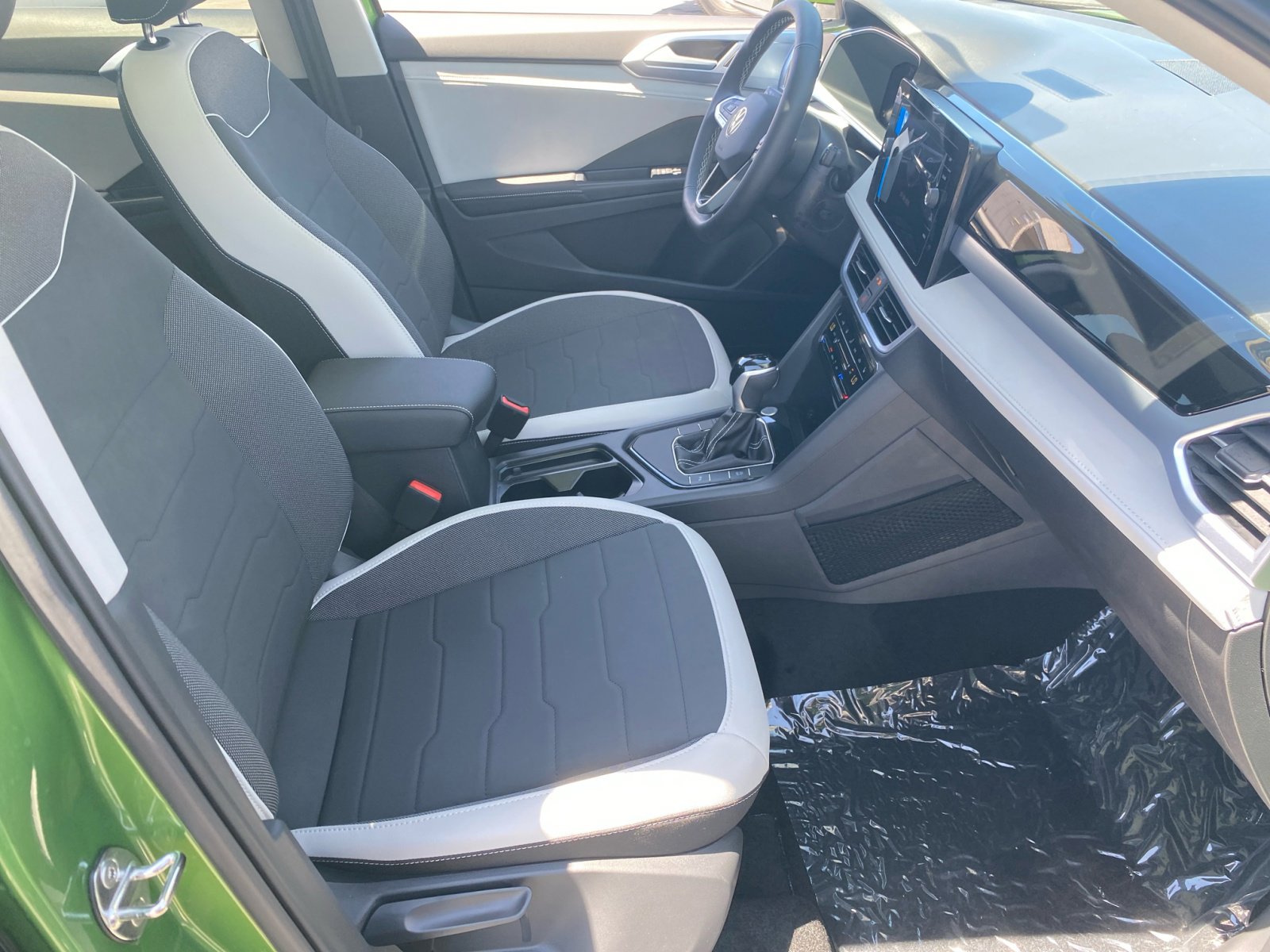 New 2025 Volkswagen Taos SE image 18