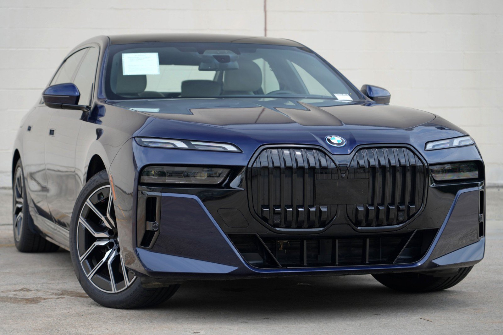 Used 2023 BMW i7 xDrive60 AWD/4WD image 4