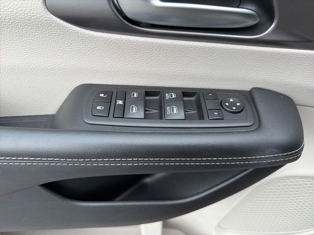 Used 2023 Chrysler Pacifica Touring-L image 12