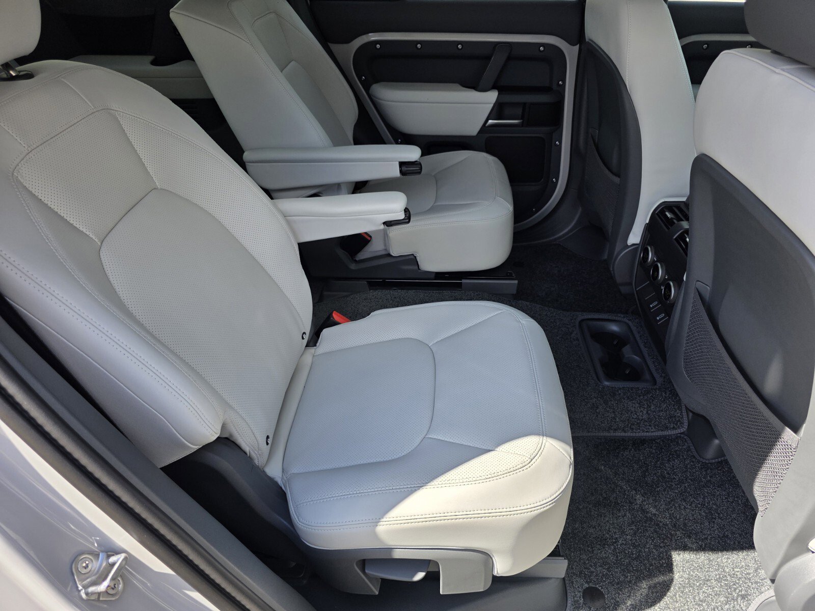 Used 2026 Land Rover Defender 130 X-Dynamic SE image 5