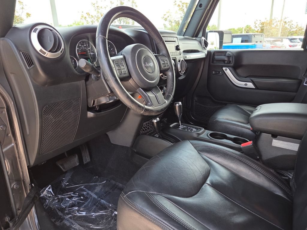 Used 2017 Jeep Wrangler Unlimited Sahara w/ Connectivity Group AWD/4WD image 30