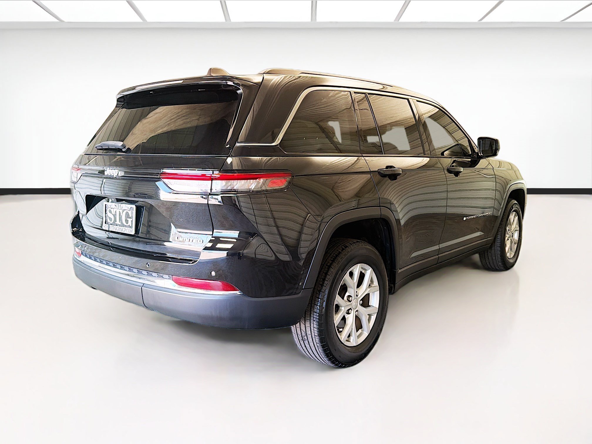 Used 2023 Jeep Grand Cherokee Limited RWD image 4