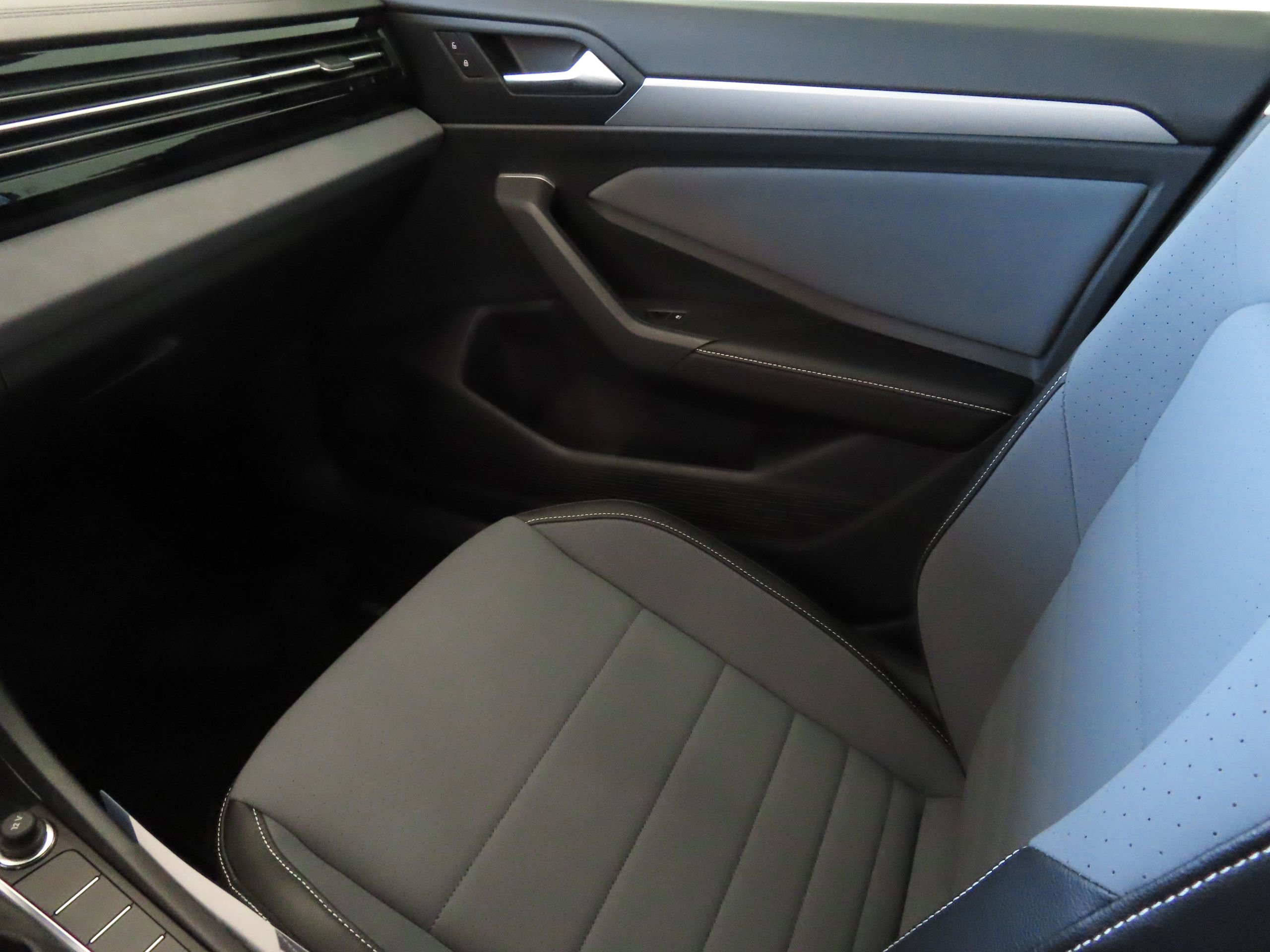 New 2025 Volkswagen Jetta SE FWD image 17