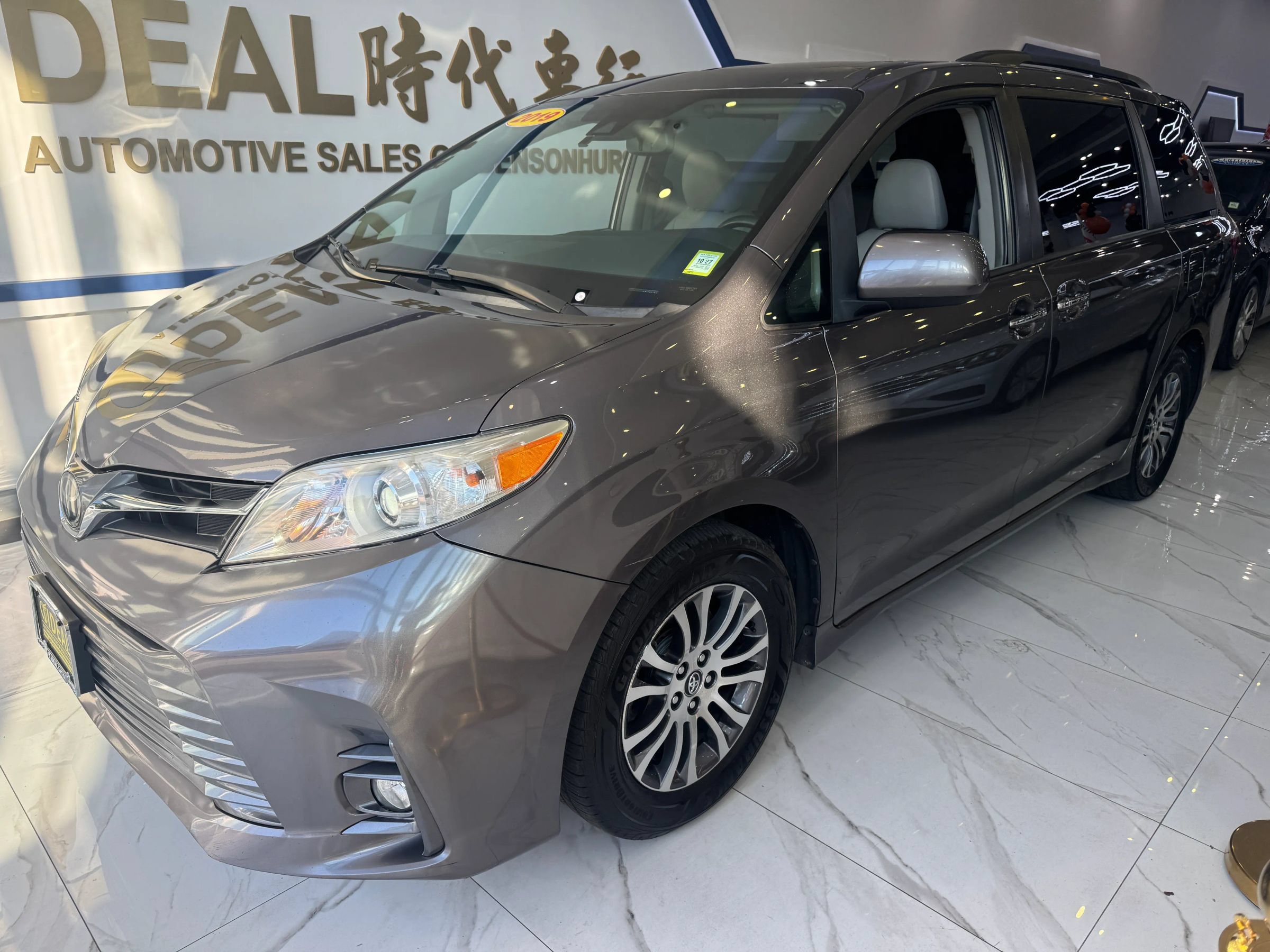 Used 2019 Toyota Sienna XLE Premium FWD image 4