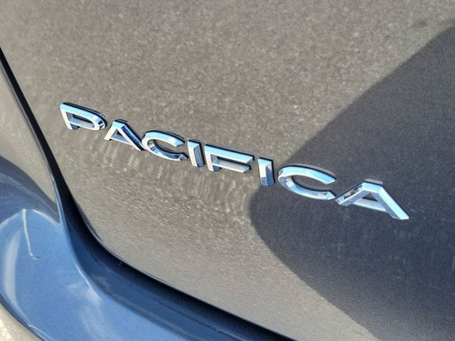 Used 2021 Chrysler Pacifica Touring FWD image 6