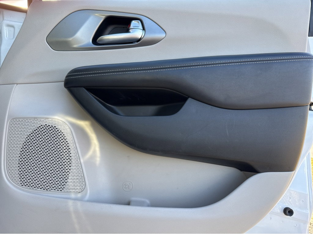 Used 2024 Chrysler Pacifica Touring-L image 10