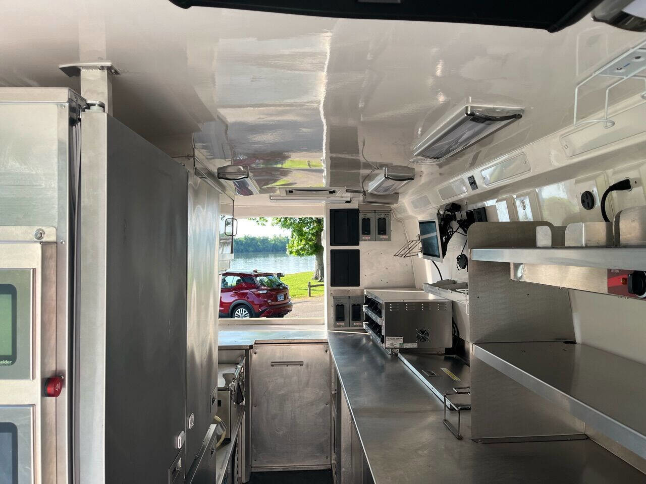 Used 2022 Mercedes-Benz Sprinter 4500 image 26