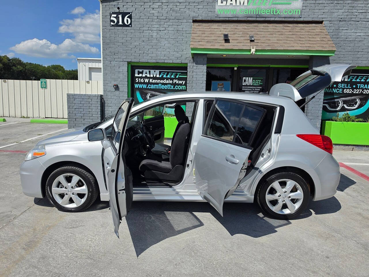 Used 2012 Nissan Versa Hatchback w/ SL Navigation Pkg FWD image 33
