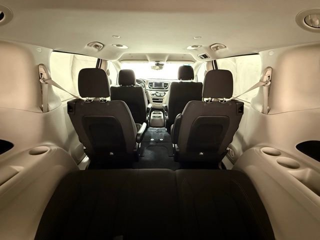 Used 2023 Chrysler Voyager LX image 29