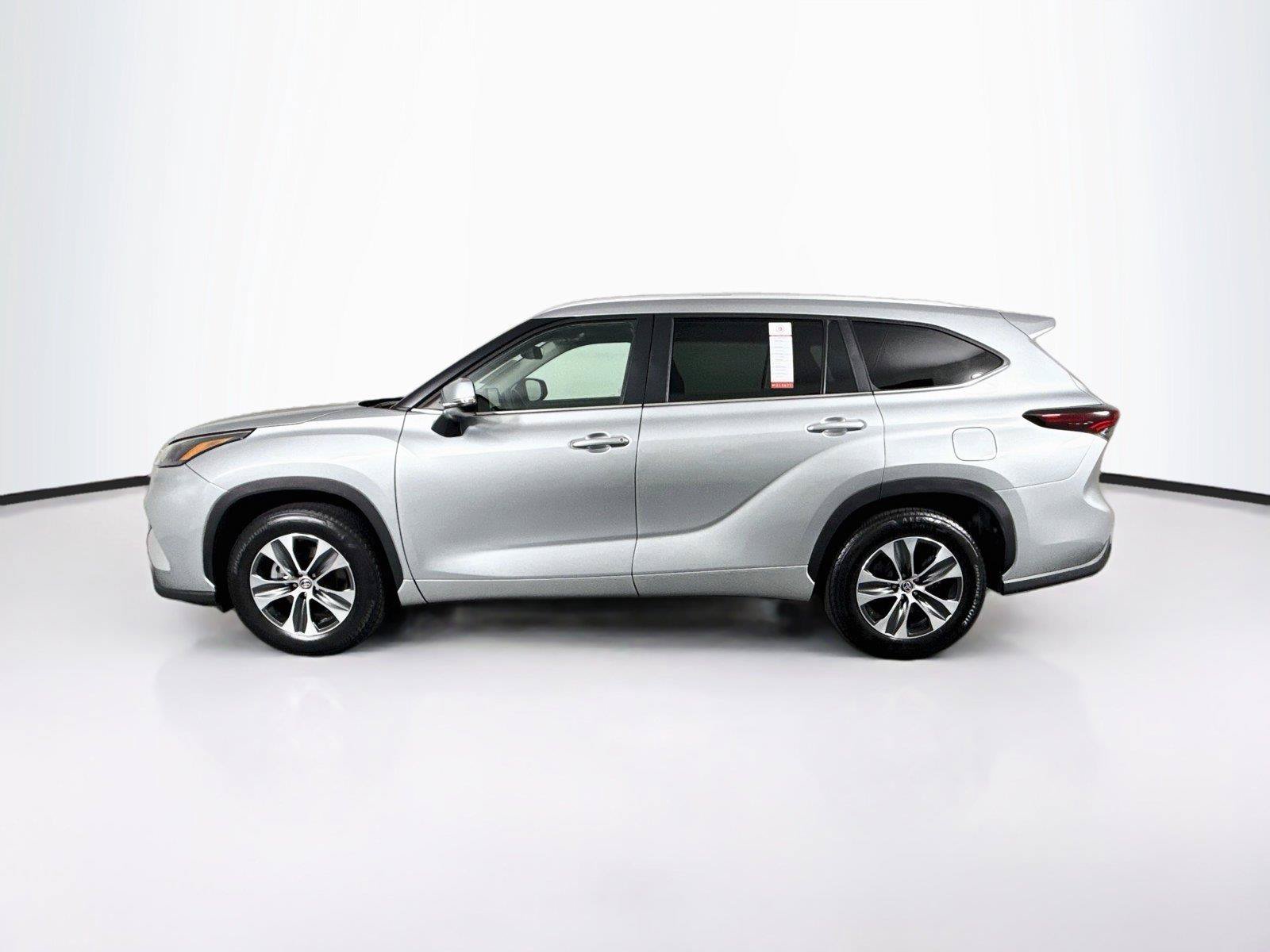 Certified 2025 Toyota Highlander XLE FWD image 14