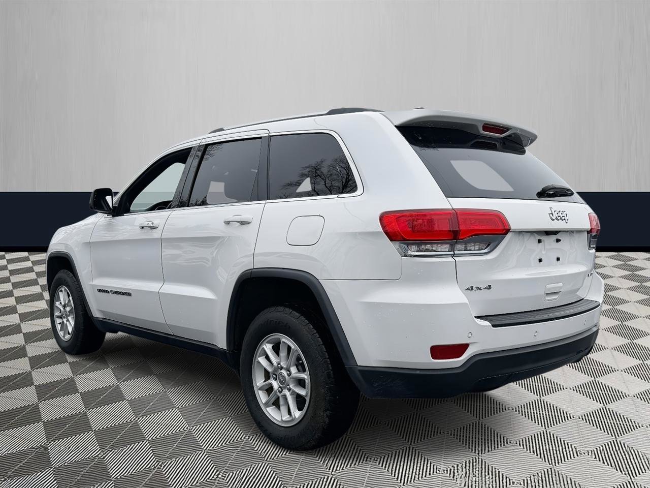 Used 2019 Jeep Grand Cherokee Laredo image 4