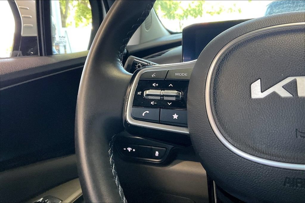 Used 2026 Kia Carnival FWD image 8