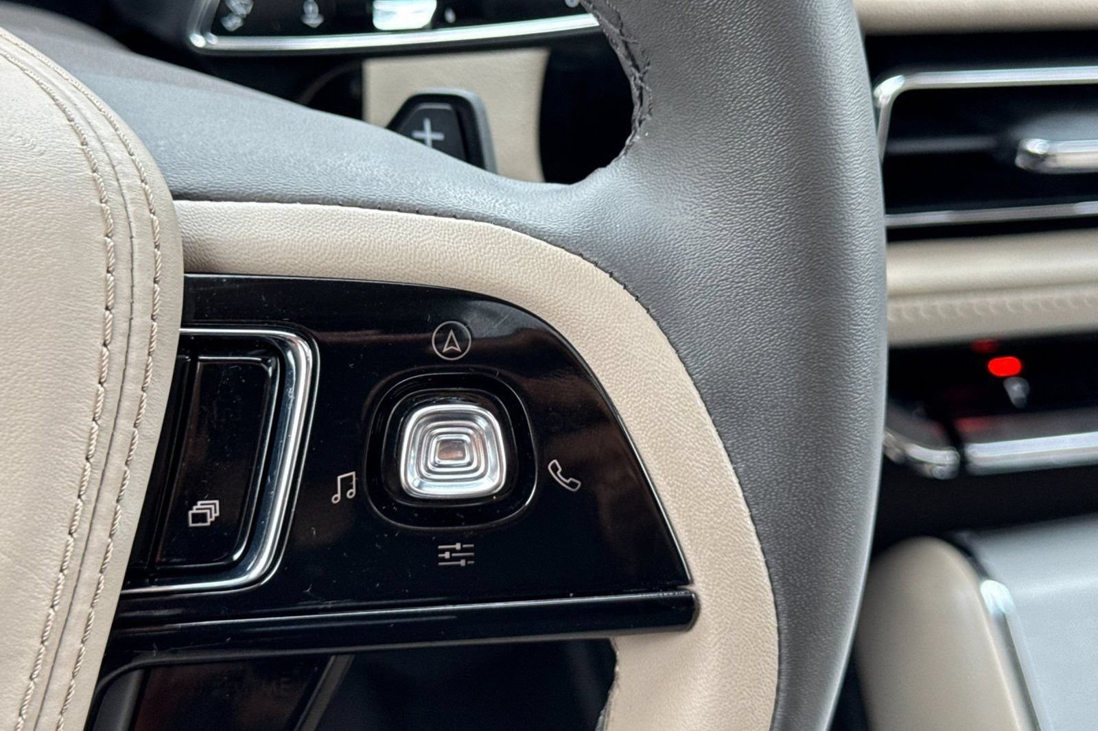 Used 2023 Lincoln Aviator 2WD w/ Premium Package image 34