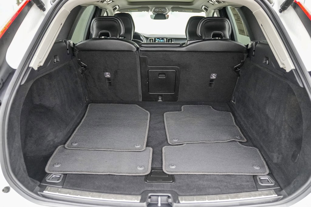 Used 2023 Volvo XC60 B5 Core image 25