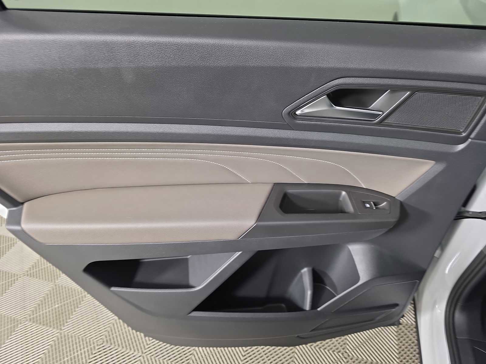 Used 2023 Volkswagen Atlas Cross Sport SE w/ Panoramic Sunroof Package image 28