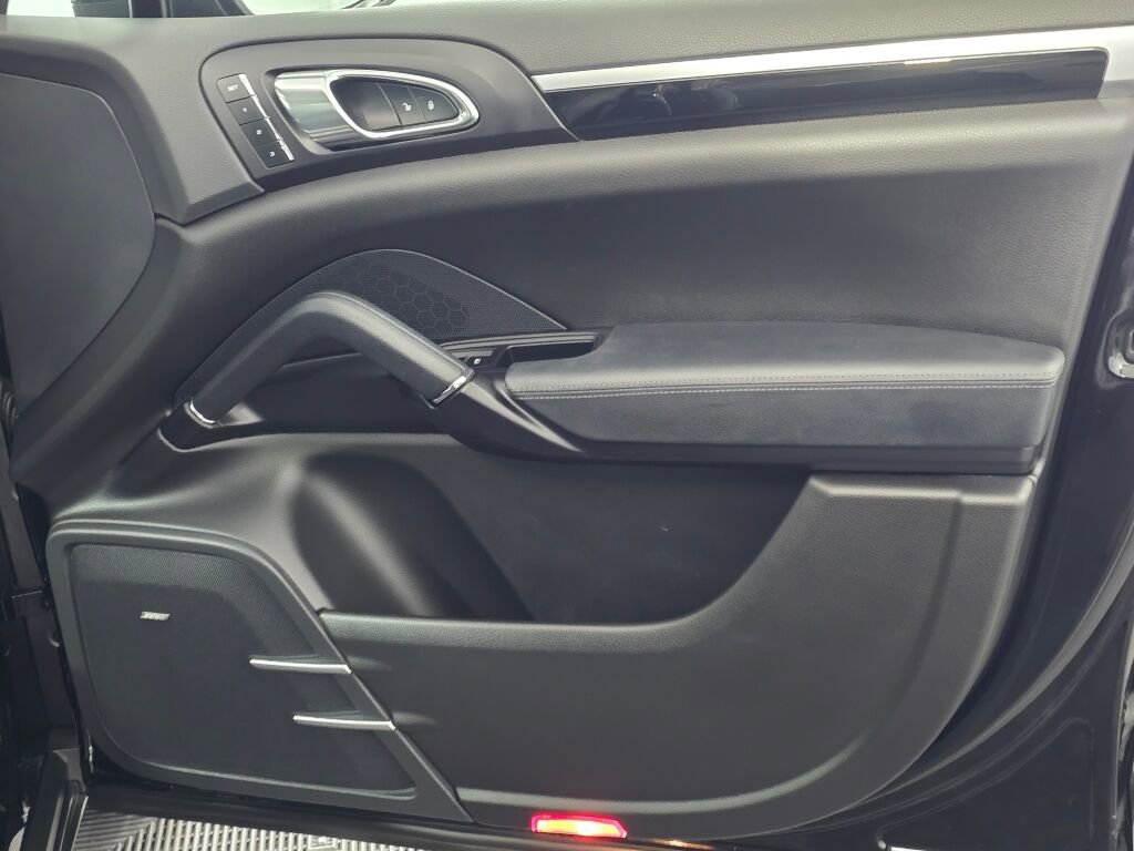 Used 2018 Porsche Cayenne image 27