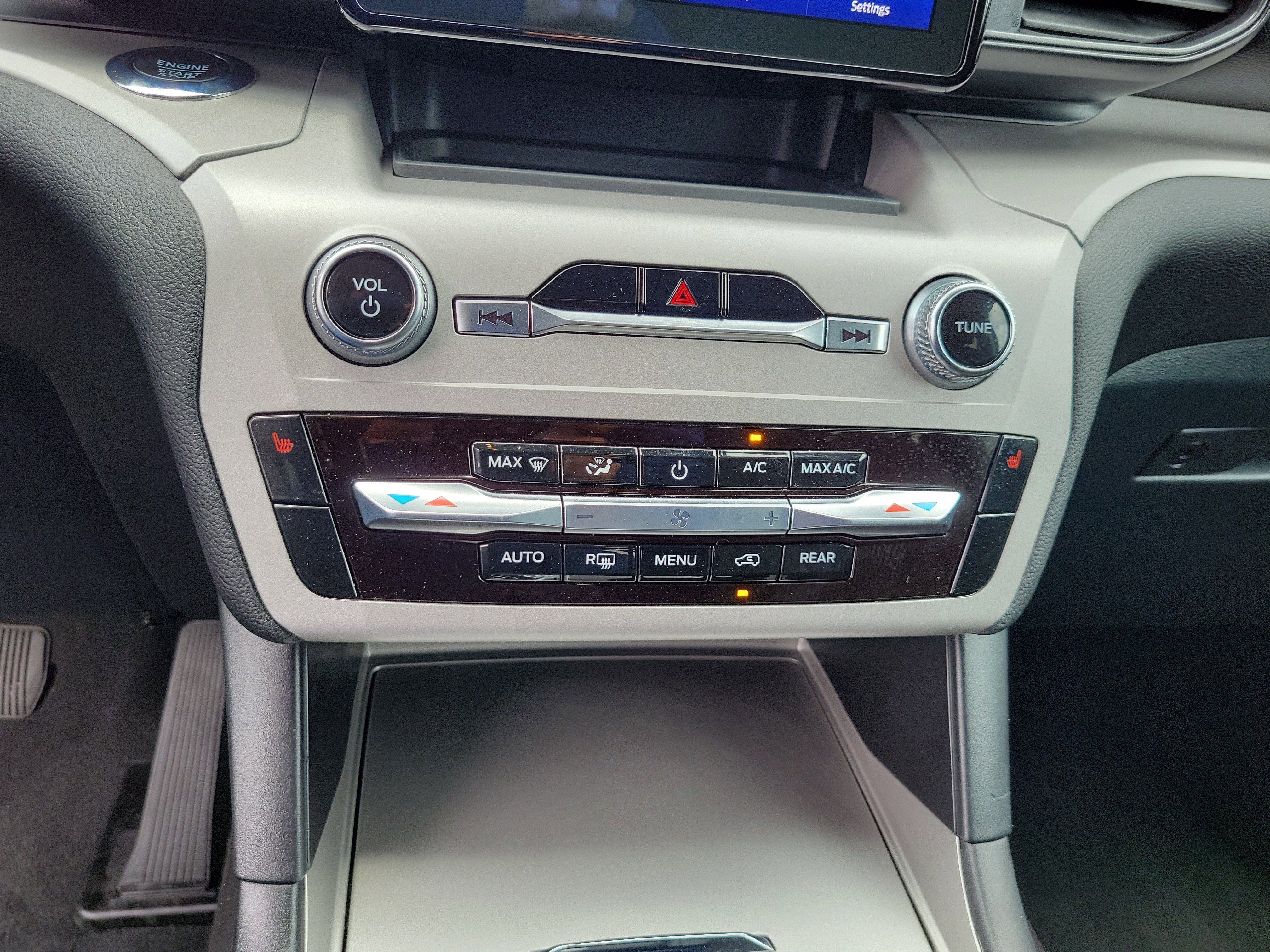Used 2024 Ford Explorer XLT RWD image 25