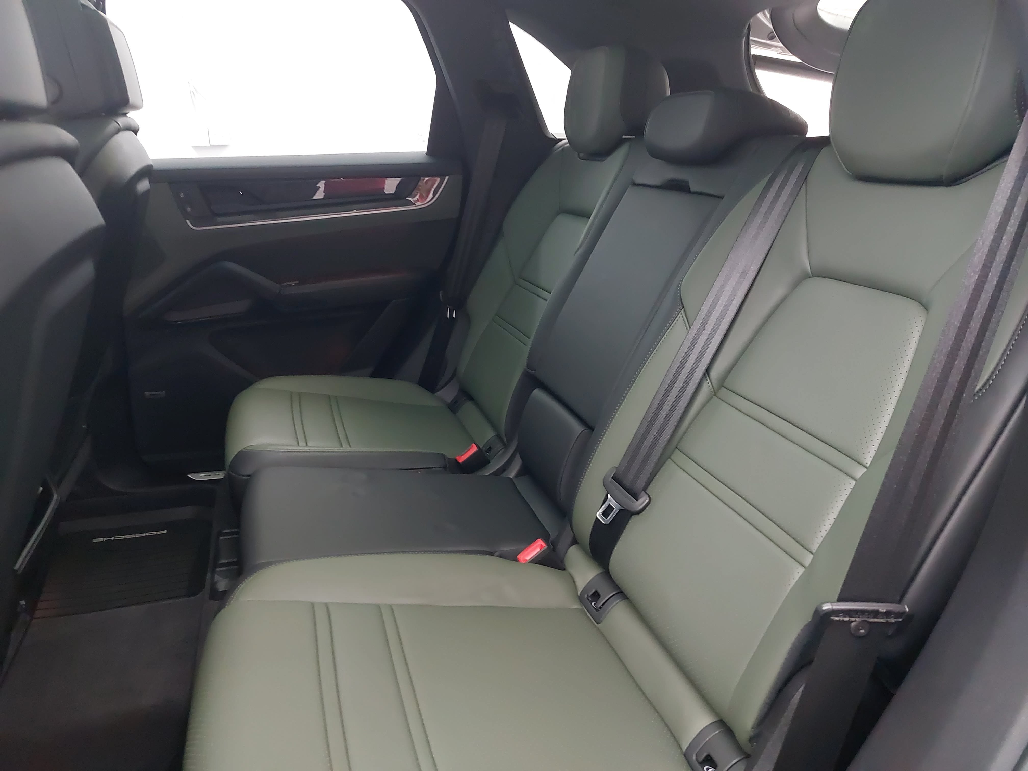 Certified 2025 Porsche Cayenne E-Hybrid AWD/4WD image 16