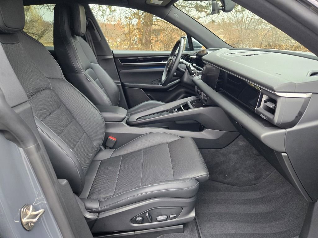 Certified 2025 Porsche Macan Electric image 37