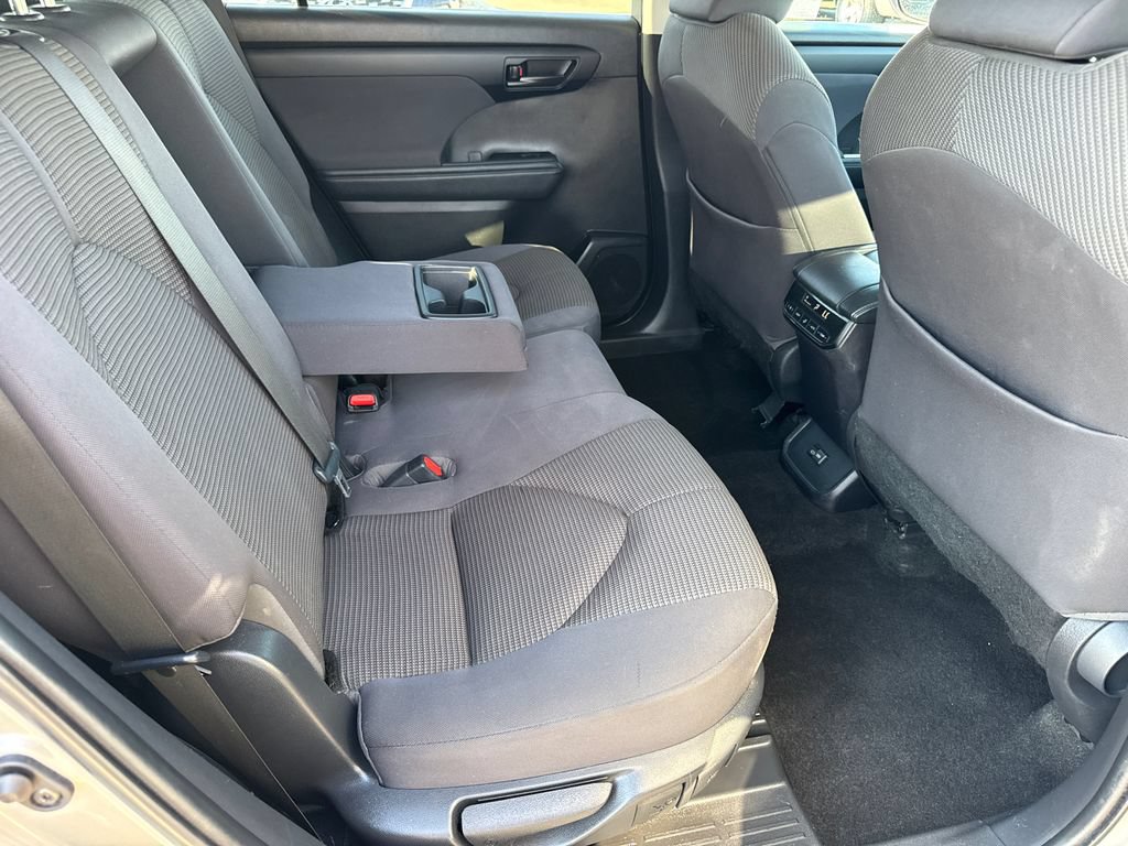Used 2023 Toyota Highlander LE AWD/4WD image 17