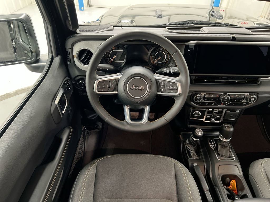 Used 2025 Jeep Wrangler Sahara image 11