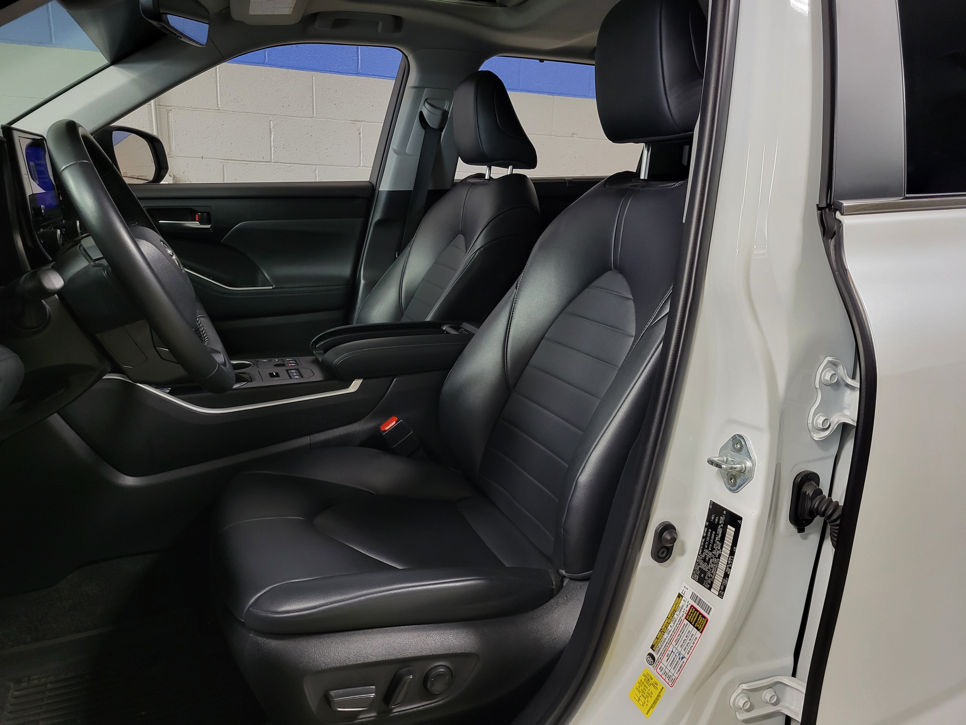 Used 2023 Toyota Highlander XLE AWD/4WD image 16