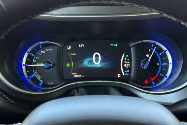 Used 2024 Chrysler Pacifica Limited FWD image 32