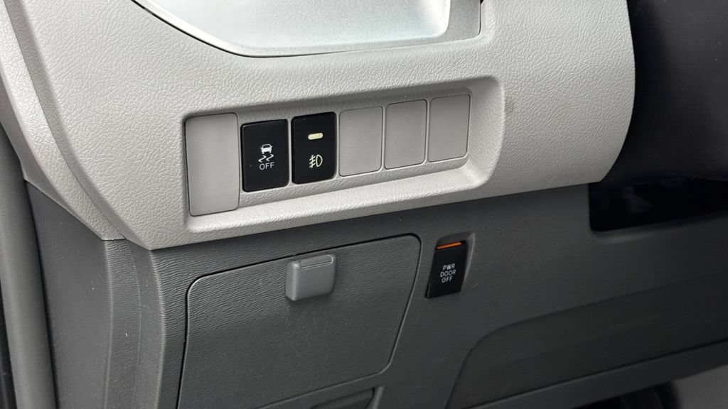 Used 2015 Toyota Sienna LE FWD image 14