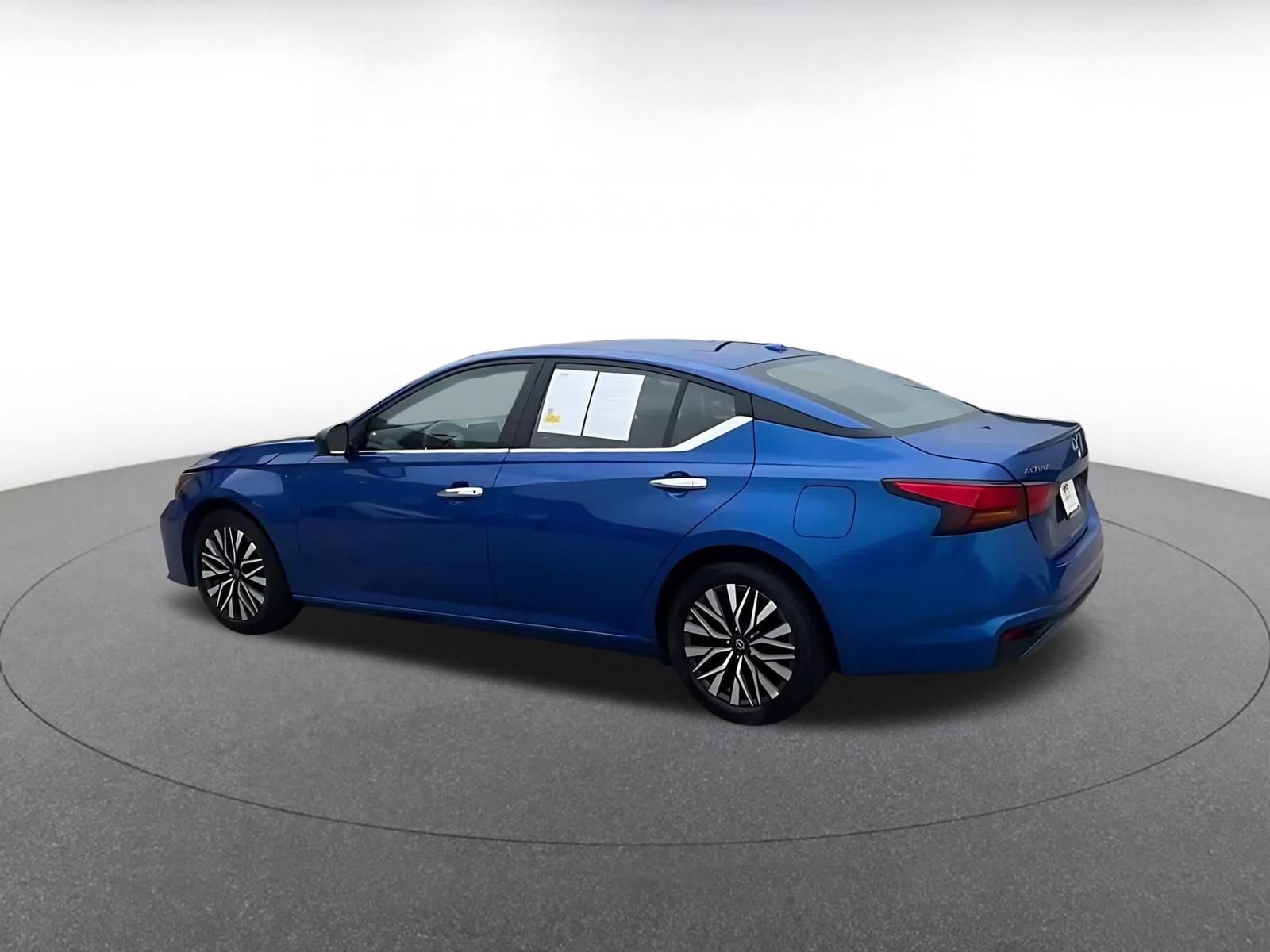 Used 2025 Nissan Altima 2.5 SV FWD image 11