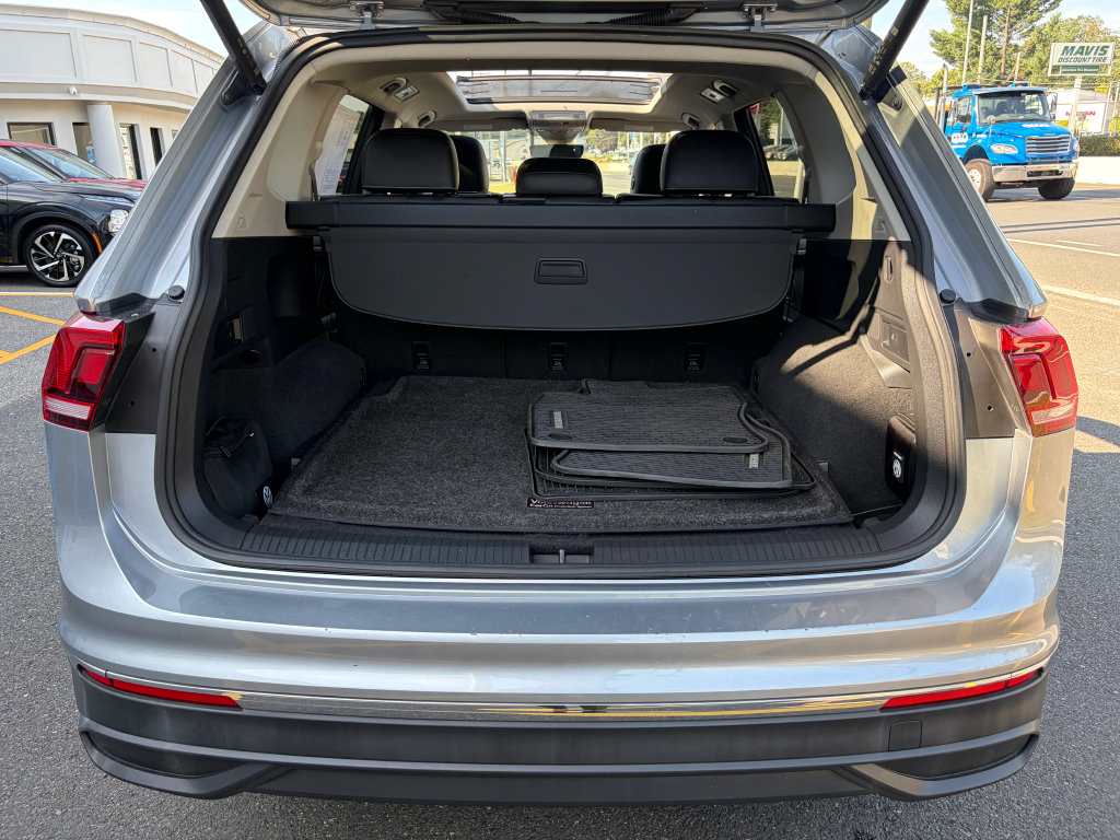 Used 2022 Volkswagen Tiguan SE w/ Panoramic Sunroof Package AWD/4WD image 8
