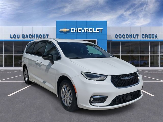 Used 2024 Chrysler Pacifica Touring