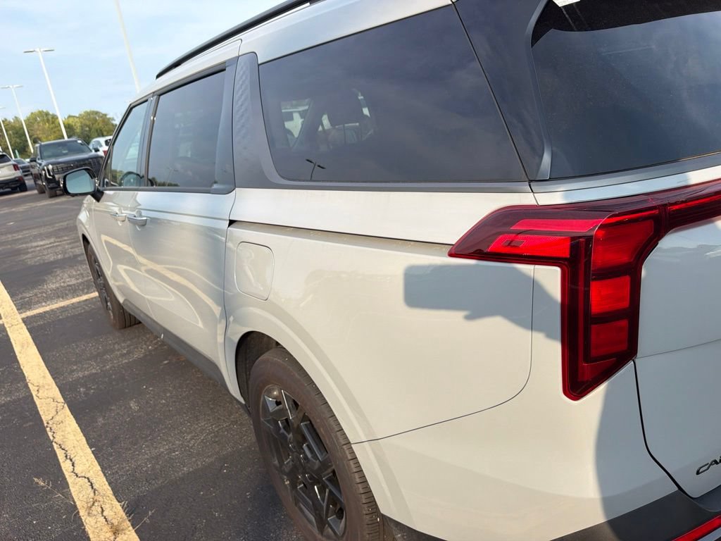 Used 2026 Kia Carnival SX w/ SX Dark Edition Package FWD image 8