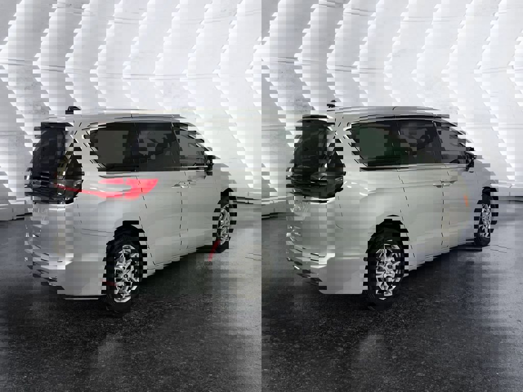 Used 2024 Chrysler Pacifica Touring-L image 4